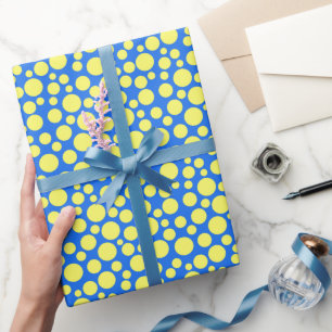 Gele erwten op een hemelsblauwe achtergrond cadeaupapier