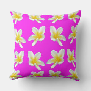 Gele Frangipani-bloemen op roze achtergrond, Kussen