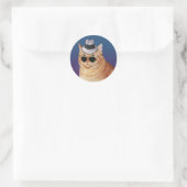 Gele gestripte kat met zonnebril en Pet Ronde Sticker (Tas)