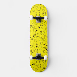 Gele glimlende gezichten skateboard