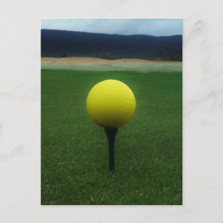 Gele Golfbal op een golfbaan in een berg Briefkaart