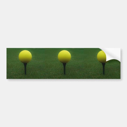 Gele Golfbal op een golfbaan in een berg Bumpersticker (Voorkant)