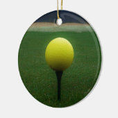 Gele Golfbal op een golfbaan in een berg Keramisch Ornament (Links)