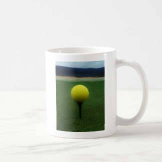 Gele Golfbal op een golfbaan in een berg Koffiemok