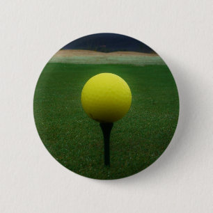 Gele Golfbal op een golfbaan in een berg Ronde Button 5,7 Cm