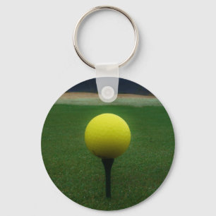 Gele Golfbal op een golfbaan in een berg Sleutelhanger