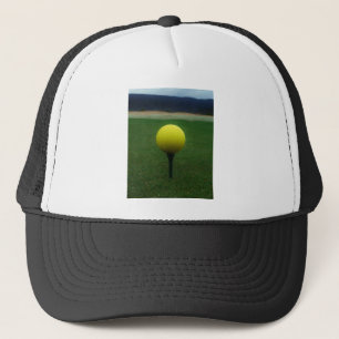 Gele Golfbal op een golfbaan in een berg Trucker Pet