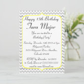 Gele grens en Gray Chevron Birthday Uitnodiging (Staand voorkant)