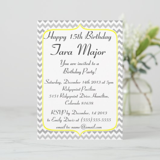 Gele grens en Gray Chevron Birthday Uitnodiging (Staand voorkant)