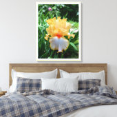 Gele Iris Flower Garden Canvas afdrukken (Insitu (Slaapkamer))