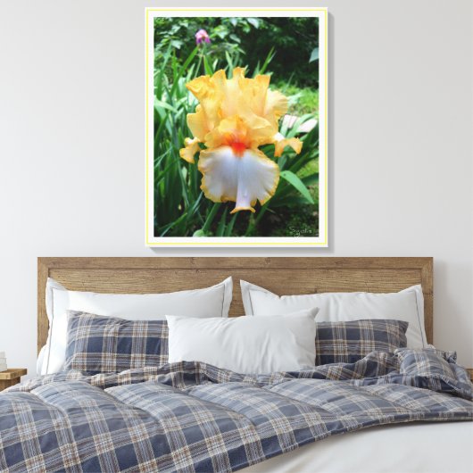 Gele Iris Flower Garden Canvas afdrukken (Insitu (Slaapkamer))