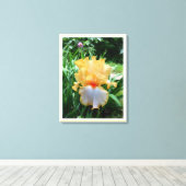 Gele Iris Flower Garden Canvas afdrukken (Insitu (Houten vloer))