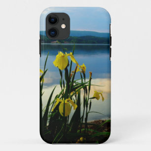 Gele Iris op Lake Shore iPhone 11 Hoesje