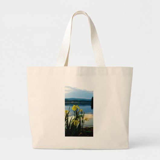 Gele Iris op Lake Shore Grote Tote Bag (Voorkant)