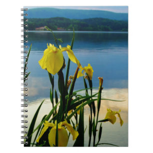 Gele Iris op Lake Shore Notitieboek