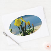 Gele Iris op Lake Shore Ovale Sticker (Envelop)