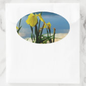 Gele Iris op Lake Shore Ovale Sticker (Tas)