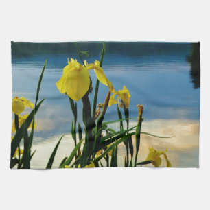 Gele Iris op Lake Shore Theedoek