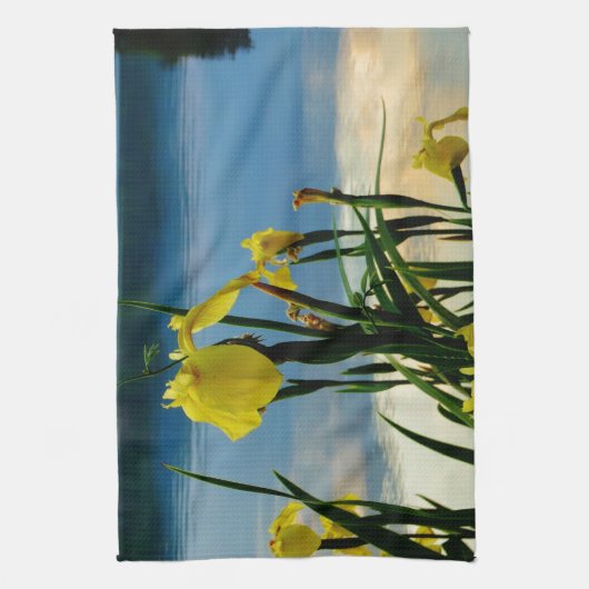 Gele Iris op Lake Shore Theedoek (Verticaal)