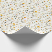 Gele & ivoorkleurige wilde bloemen op wit cadeaupapier (Hoek)