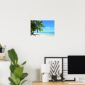 Gele kajak op een wit zandstrand poster (Thuiskantoor)
