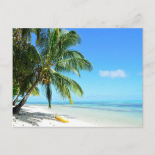 Gele kajak op een witte zandstrand briefkaart