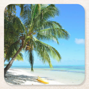 Gele kajak op een witte zandstrand onderzetter