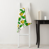 Gele kersen op wit sherpa deken (In situ)