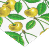 Gele kersen op wit tafelkleed (Gekanteld)