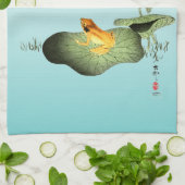 Gele Kikker op Lotus Leaf Theedoek (Gevouwen)