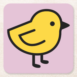 Gele kuiken vogel op een roze vierkante kartonnen onderzetter