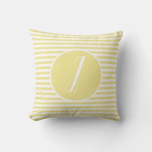 Gele kussen met monogram en strepen in een gele li