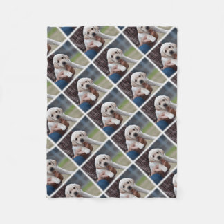 Gele lab puppy wordt gehouden door een vriend fleece deken