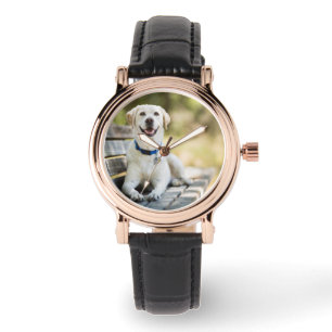gele labrador introduceert op bank horloge