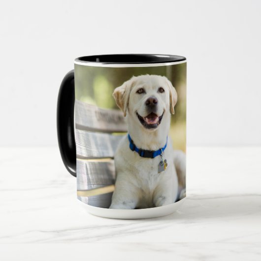 gele labrador introduceert op bank mok (Voorkant links)