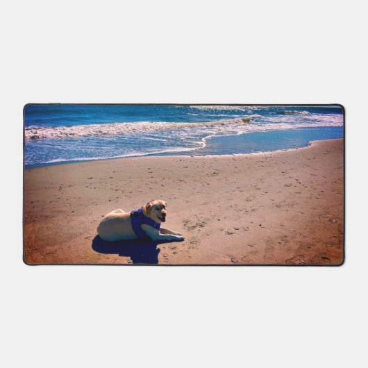 Gele Labrador op een Zandstrand Cool Bureaumat (Voorkant)