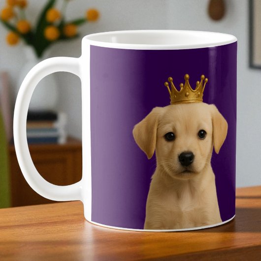 Gele Labrador Puppy in Gold Crown Schattige Koffiemok