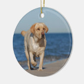 Gele labrador recovery op het strand keramisch ornament (Links)