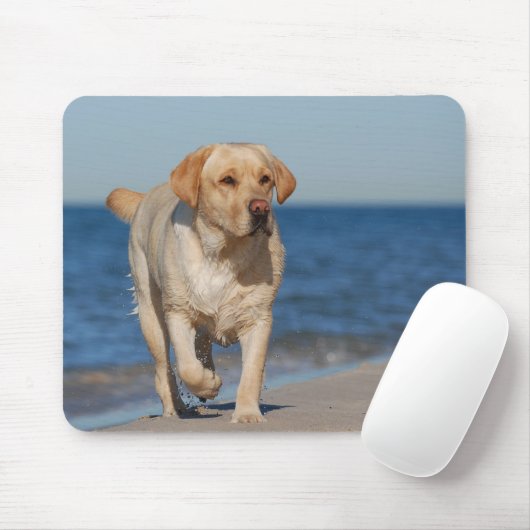 Gele labrador recovery op het strand muismat (Met muis)