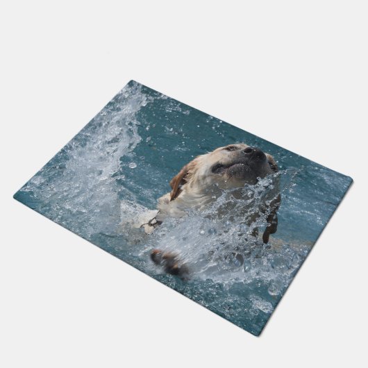 Gele labrador Retriever in de pool Deurmat (Schuin)