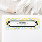 Gele leemons en blauwe bloemen geïllustreerd patro etiket (Insitu)