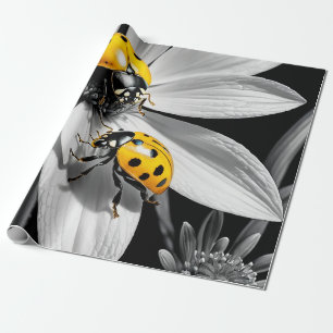 Gele lieveheersbeestje op zwarte witte bloem cadeaupapier
