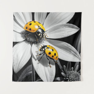Gele lieveheersbeestje op zwarte witte bloem wandkleed