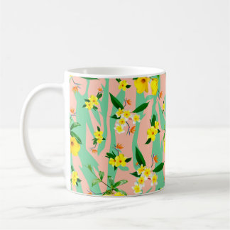 Gele loodgierbloemen naadloos patroon koffiemok