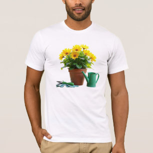 Gele madeliefjes in bloempot met tuingereedschap t-shirt