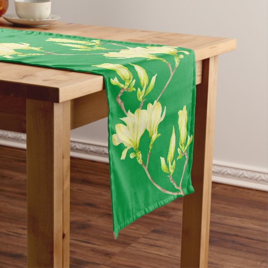 Gele Magnolias op een Table Runner Medium Tafelloper (Voorbeeld)