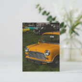 Gele mini cooper classic auto briefkaart (Staand voorkant)
