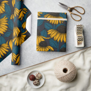 Gele naalden op donkerblauw cadeaupapier