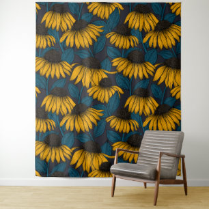 Gele naalden op donkerblauw wandkleed