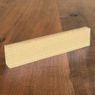 Gele, oranje en bruine vellen inpakpapier naambordje